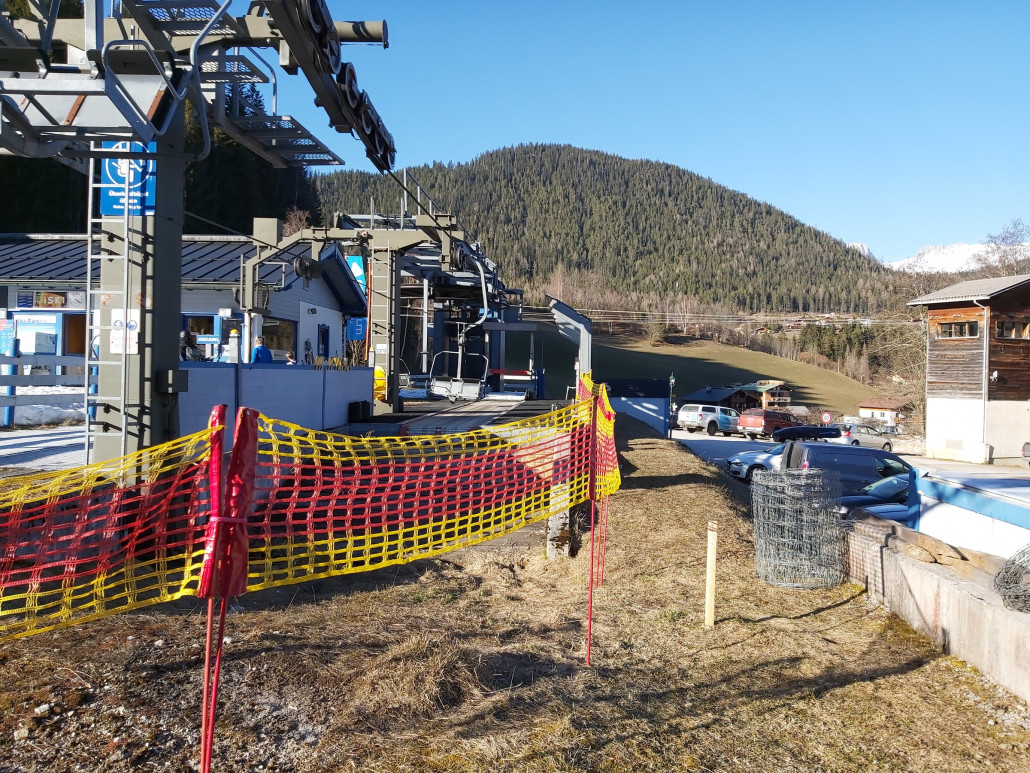Ein Pflock. 2024 sollte es so weit sein. Eine Gondel sollte kommen. Diese sollte die Bergstation oben am Vorderfager haben. Zumindest ein Vorderfager sollte aber bleiben. Das mit der Gondel sagte ein Mitarbeiter. Jenes mit dem Vorderfager eine Person im Vorderfager als er gerade etwas länger stand.