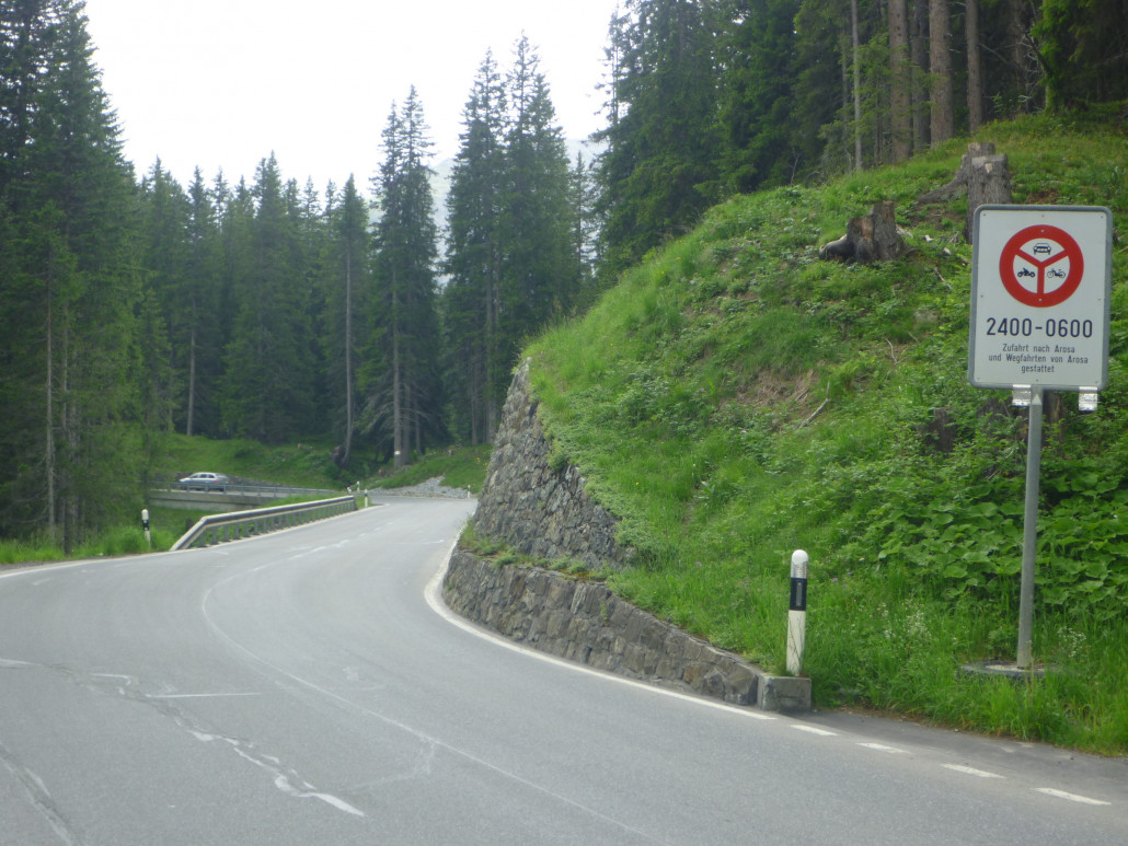 Eine der beiden Nachtfahrverbotstafeln vor dem Dorfeingang von Arosa