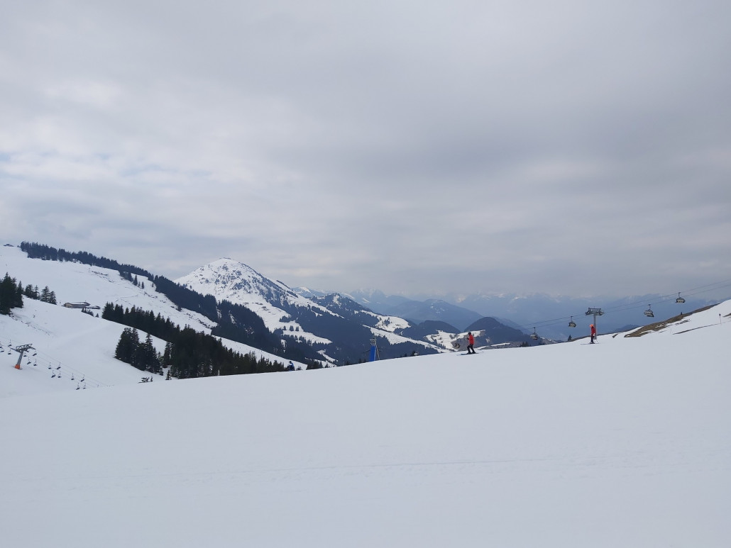 Im Schlepper mit Blick rüber zur Hohen Salve.