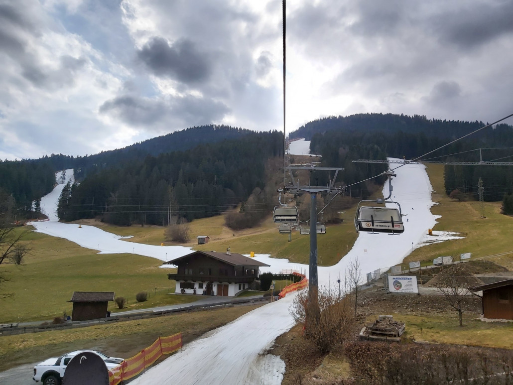 Astenberg heißt dieser Bereich. Die Pisten teils noch sehr gut.