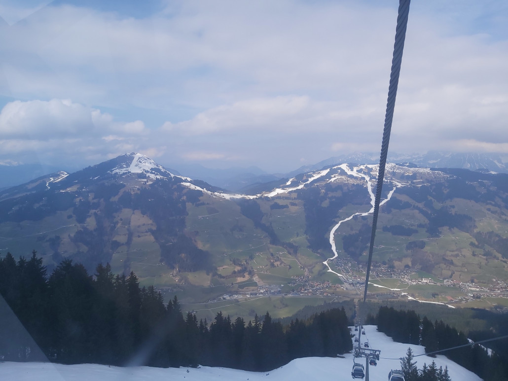 Unten Brixen und links die Hohe Salve. 13:03 Uhr ist es gerade und die Pisten teils schon sehr zerfahren.