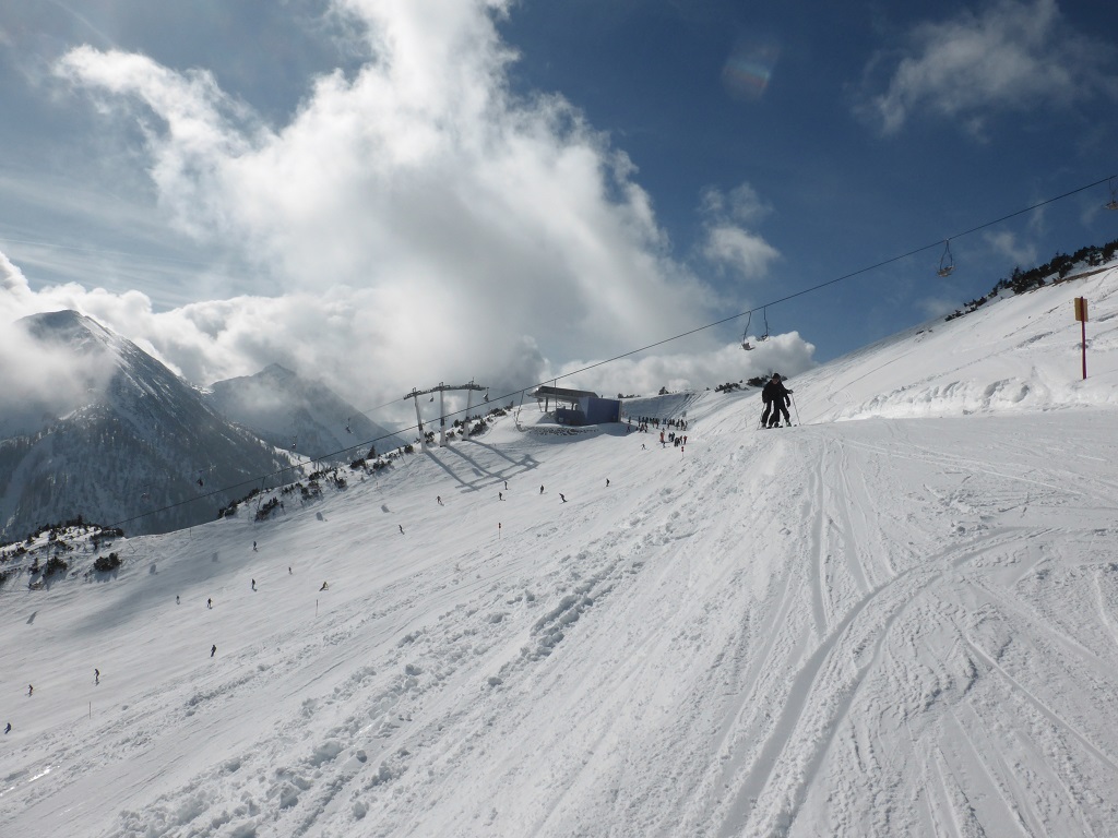 im Hintergrund die Bergstation vom Cabrio Flitzer mit Piste, im Vordergrund die leider geschlossene DSB Christlum