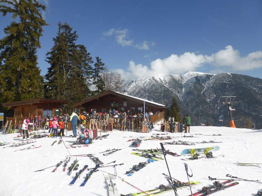 Abgesehen von einer Wirtschaft an der Talstation gibt es nur diese Hütte. Leider schlecht organisierte Ansteh-SB Hütte. Da mag ich dann auch nichts.