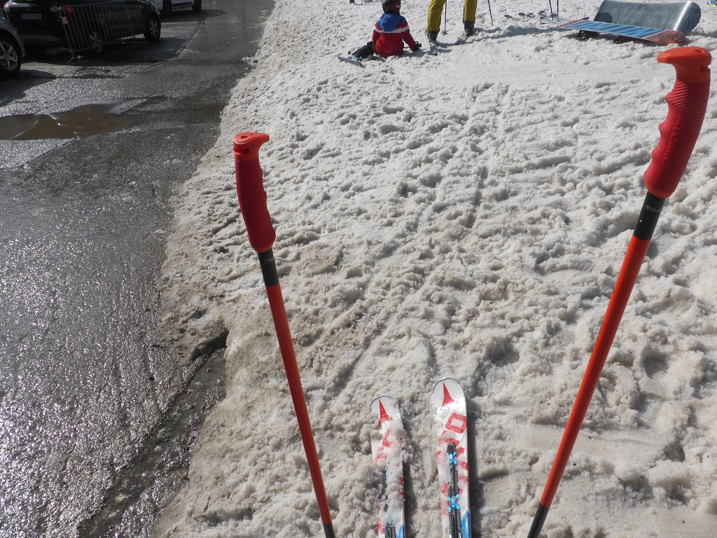 Und Schluß.<br />Fazit: Schitag war ok. Die ersten zwei Stunden war es gut zu fahren. Insgesamt hat mich das Gebiet aber nicht so ganz überzeugt. Kleinigkeiten... Keine vernünftige Einkehrmöglichkeit am Berg, die nicht laufende DSB an einem starken Tag, es gab Anfang März schon keine Panoramakarten mehr (sammle ich von besuchten Gebieten). Wie gesagt, nichts wirklich Schlimmes, aber es bleibt halt hängen.