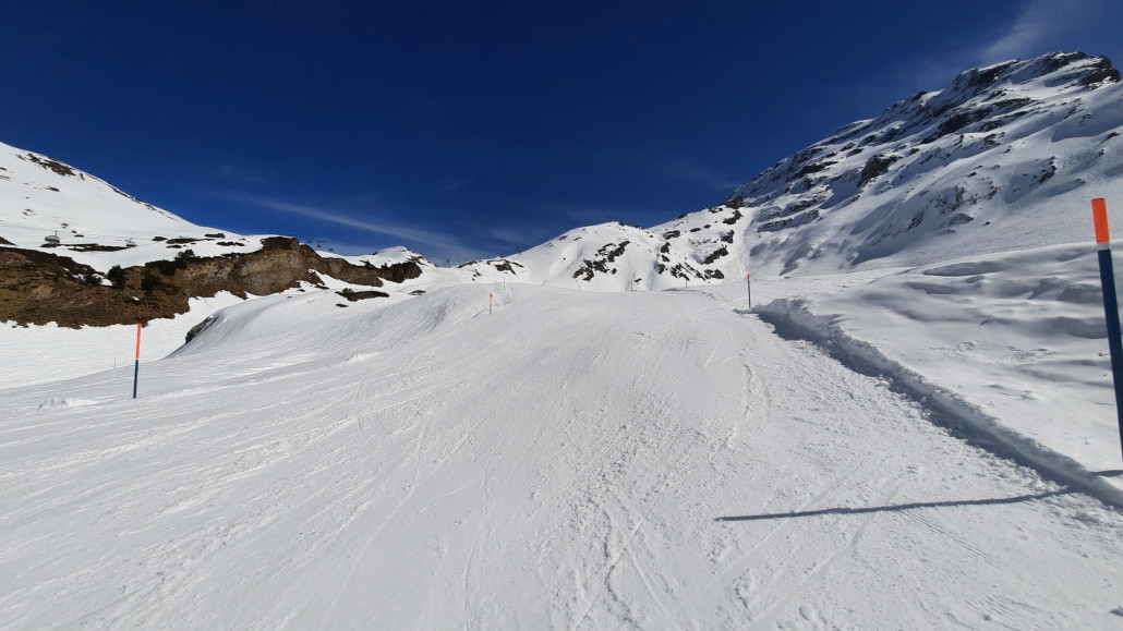 Blaue äussere Piste trotz ein paar braunen Flecken über den Mittag traumhaft zu fahren.Ist erst seit etwa 2 Wochen offen