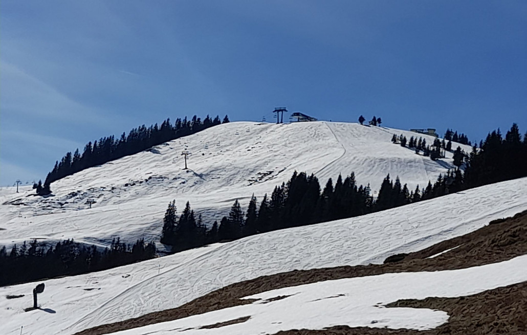 Köglpiste, im Hintergrund Eiberg mit Kummererpiste