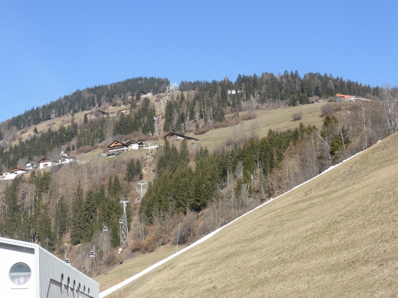 an der Talstation schon recht frühlingshaft, die recht dünne Talabfahrt ist noch zu erkennen