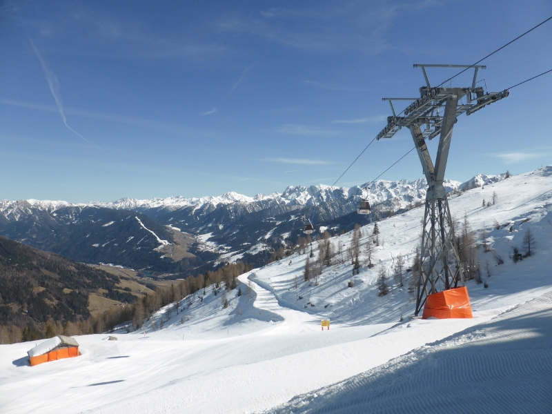 Richtung Tal<br />Fazit: vor Allem die Pisten am Sechsersessel waren allesamt top. Die unteren zwei Drittel der Talabfahrt habe ich mir dann geschenkt, weil ich die ultimative Sulzschlacht befürchtet hab. Sah aus der Gondel aber gar nicht so wild aus.<br />Und man merkt auch schon die Kraft der Sonne. Trotz viel Sonnencreme hat es mich ein klein wenig erwischt.<br />Aber in Summe einer der Toptage dieses Winters.