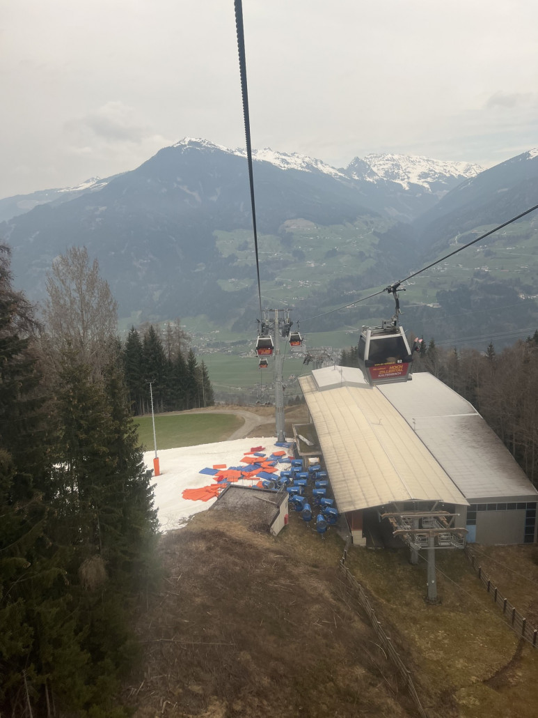 Schneekanone und deren Schutz lagen schon vor der Mittelstation der geschlossenen Gondel