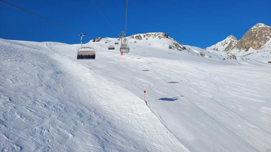 Sehr sonnig und leer am morgen