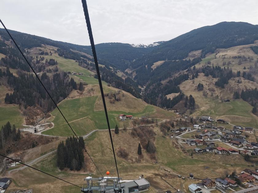1. Auffahrt ZellamseeXpress. Sonnseitige Lagen sind schon extrem schneearm. Eher wie im April, als März.