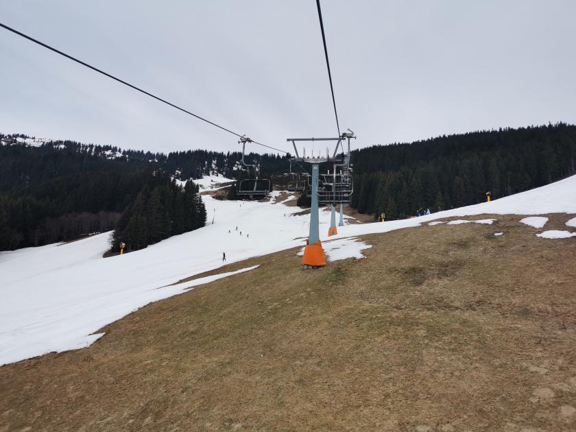 2. Natürlich gleich hinunter zum Sonnkogel 3er und ein paar Fahrten gemacht. Sehr schade. Optisch macht er ja einen äußerst gepflegten Eindruck. Hätte man sicher noch die Konzession verlängern können.