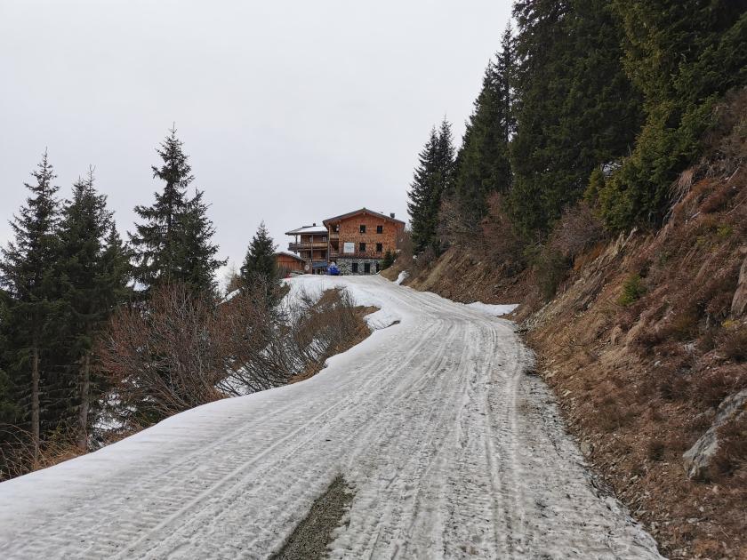 4. Der Einkehrschwung führt mich diesmal etwas abseits der Standardmöglichkeiten. Nämlich zur Pinzgauer Hütte. Hab durch durch Zufall an der Talstation der Kapellbahn das "Geöffnet" Schild gesehen und musste es natürlich ausprobieren. Und ich muss sagen, ich war sehr zufrieden. Gutes Essen, gemütlich, schönes Panorama und das Highlight kommt zum Schluss: Rücktransport zur Kapellbahn per Skido.