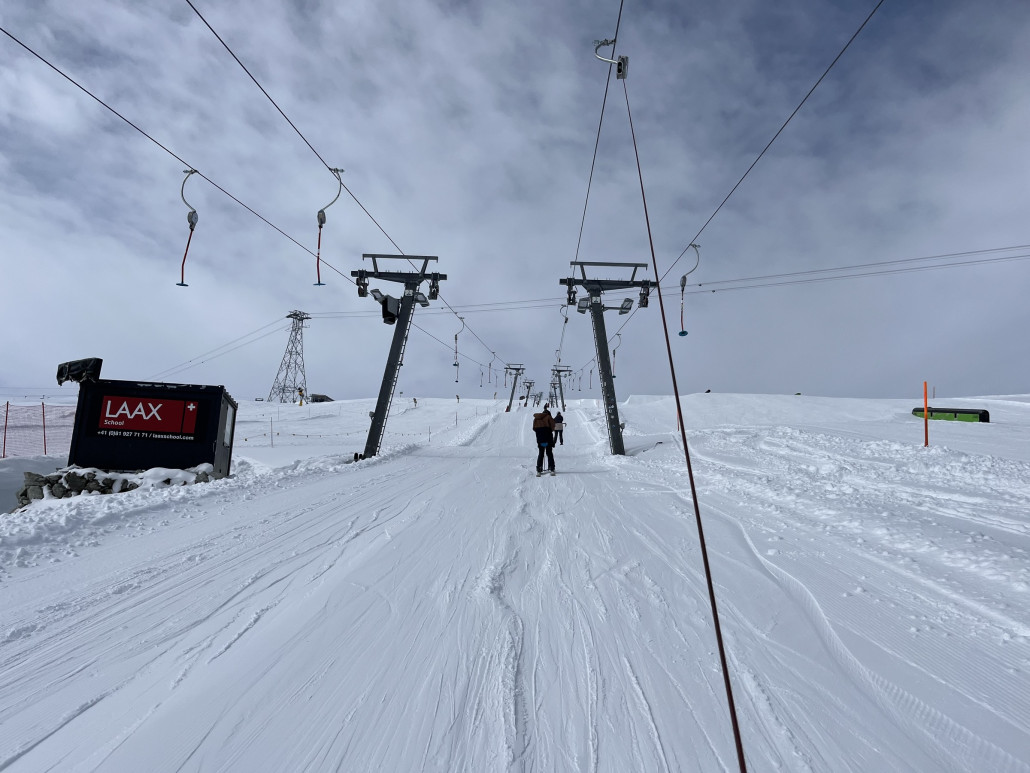 Um jede Minute ausnützen zu können und um 16 Uhr die perfekte Pulverpiste fahren zu können, legten wir noch eine Fahrt am Ils Plauns ein.