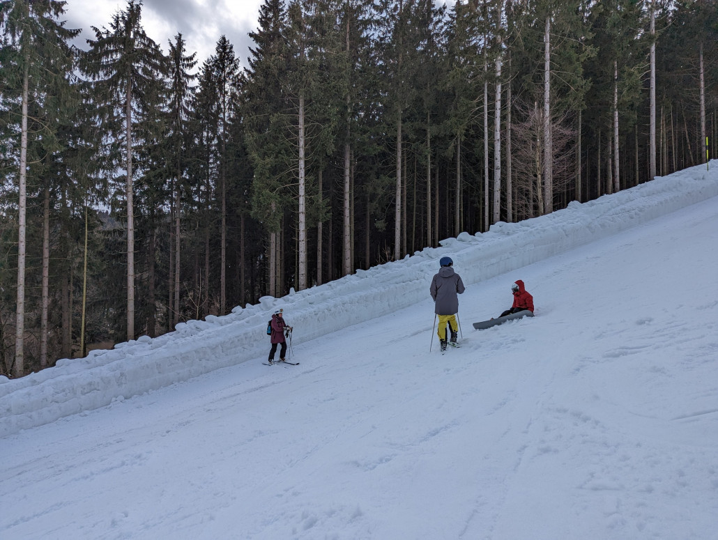 "Mauer" mit Skifahrerin als grobem Maßstab