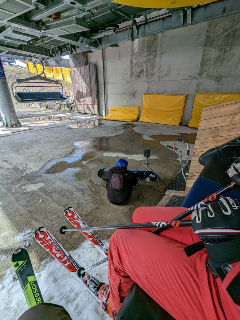 Der Snowboarder wollte dann doch nicht mitfahren und ließ sich seelenruhig in die Grube schieben.