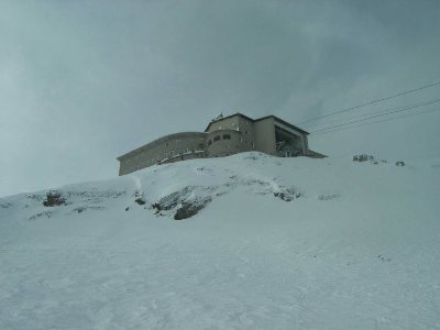 Der Einfahrtshang in die Variante Angeralm - mehr oder weniger direkt von der Bergstation Krippenstein, je nach Bedingungen kann man die ersten Meter noch auf der Piste des 4SB bleiben um dann bei Gelegenheit in den Hang abzudrehen