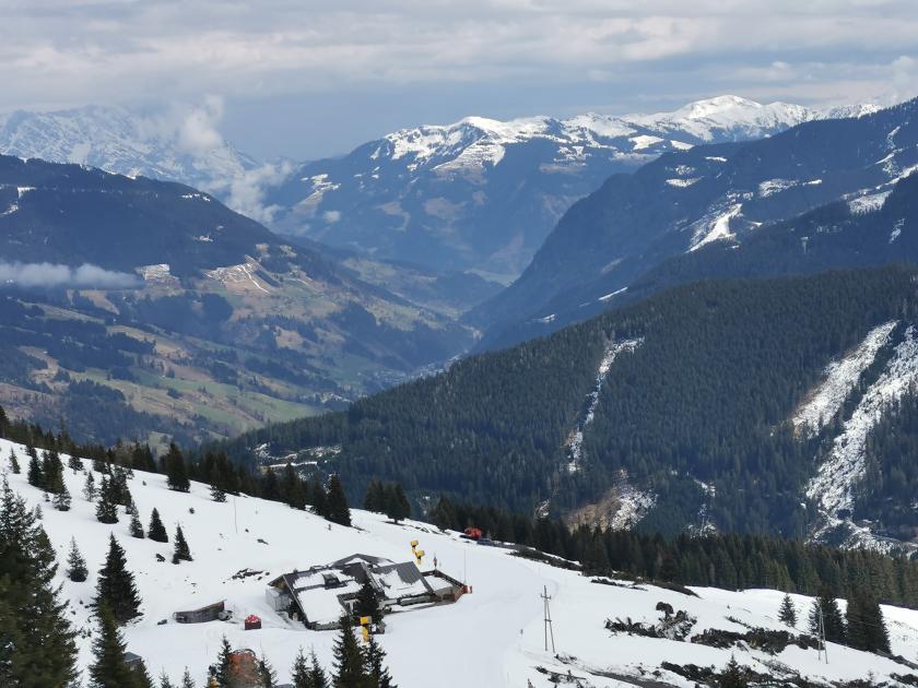 2. Blickrichtung talauswärts. Rechts unten liegen schon die Bäume die der zukünftigen Piste/Bahn weichen müssen.