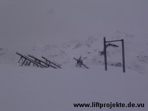 An der ehemaligen Kurve des Poma-Liftes liegen die restlichen Stützenteile herum.
