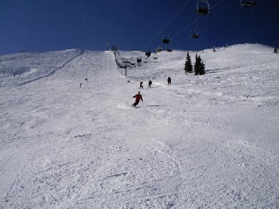 Gipfelhang, darüber der 2-CLF Gipfelbahn, rechts die Skiroute