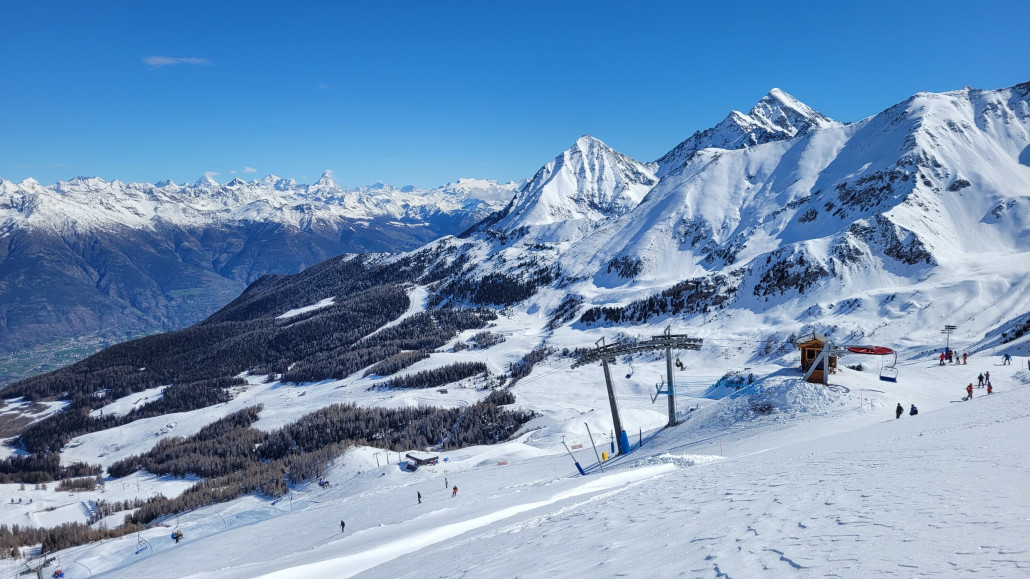 Couis 2 Bergstation,  rauchendes Matterhorn im Hintergrund