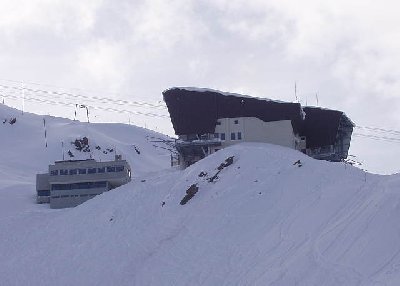 Mittelstation Gurschen mit dem vergammelten Restaurant. Die Braunen Wellblechaufbauten sind beim Umbau neu hinzu gekommen. Der Rest wurde übernommen.