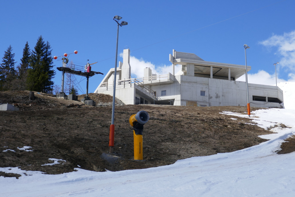 Mittelstation und Zip Line. Die Zip Line sieht aus dieser Perspektive so aus, als müsste man sie noch verlegen weil sie bei der Einfahrt im Weg ist