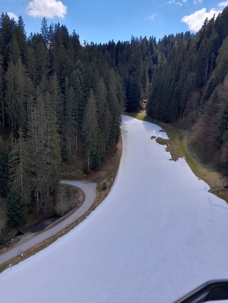 Talabfahrt Ellmau: Bis ungefähr auf Höhe Rübezahl (hat wie üblich schon vor Saisonende zu) gut, dann weicher, aber genug Schnee