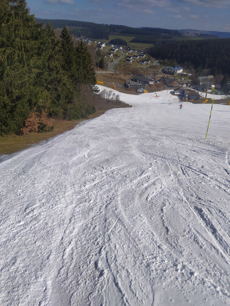 Unpräparierter Rand der rechten Piste, schön firnig am Nachmittag