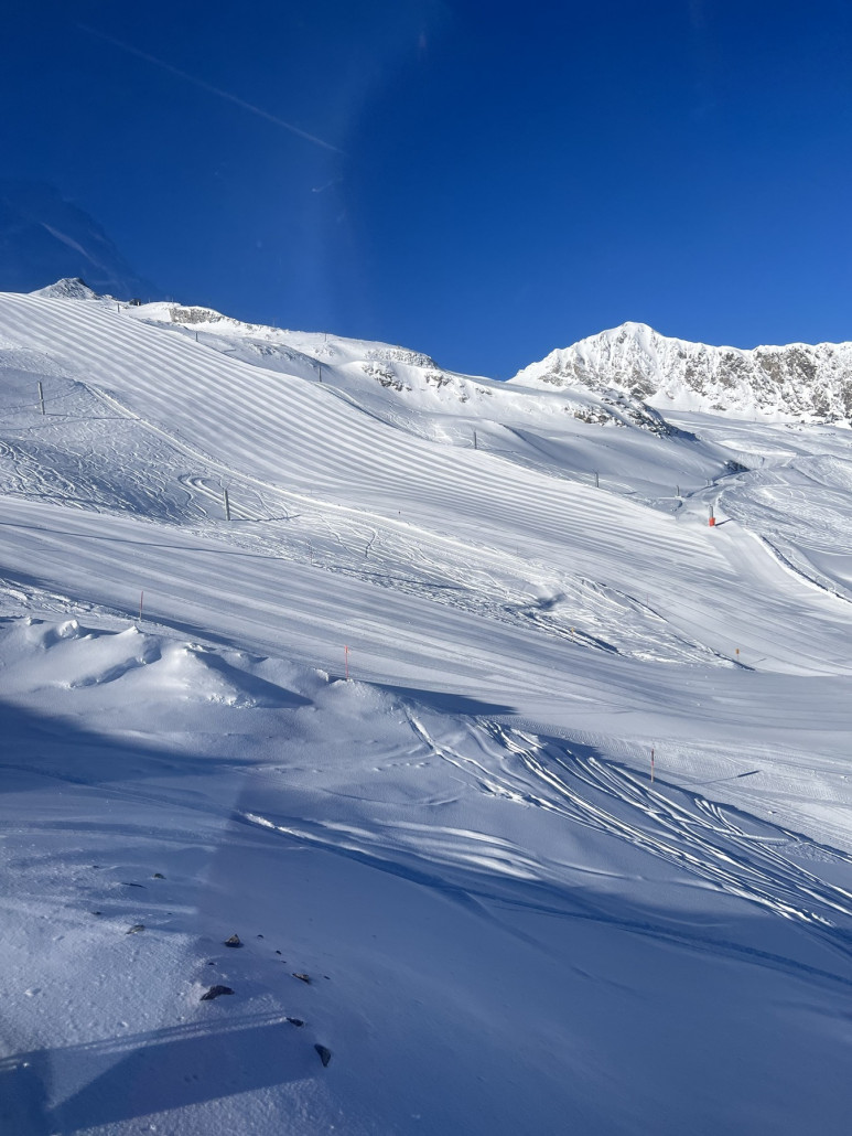 Blick aus der 10er Gefrorenen Wand auf die frischen Pisten in der Früh