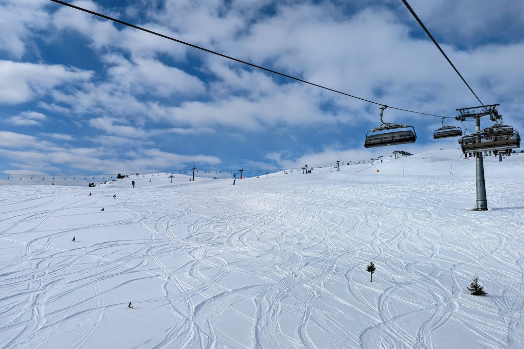 Erste Sesselliftfahrt mit dem Schnee-Express. Geschlossene Schneedecke hier, und auch neben der Piste genügend Schnee für Ausflüge.
