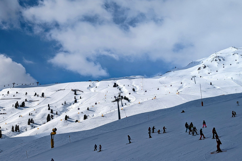 Aus dem Sonnenjet Blick Richtung Wimbach-Express und den verschiedenen Pisten-Varianten dort. Hier bin ich vormittags häufiger gefahren, und hier konnte man gut Gas geben.
