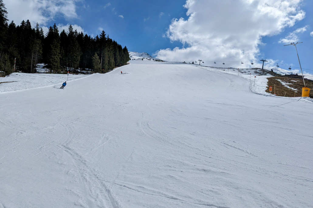 Unterer Bereich Holzalm Piste 3, kurz vor der letzten Linkskurve in Richtung Talstation. Hier unten etwas weicher (mittags), aber immer noch super.