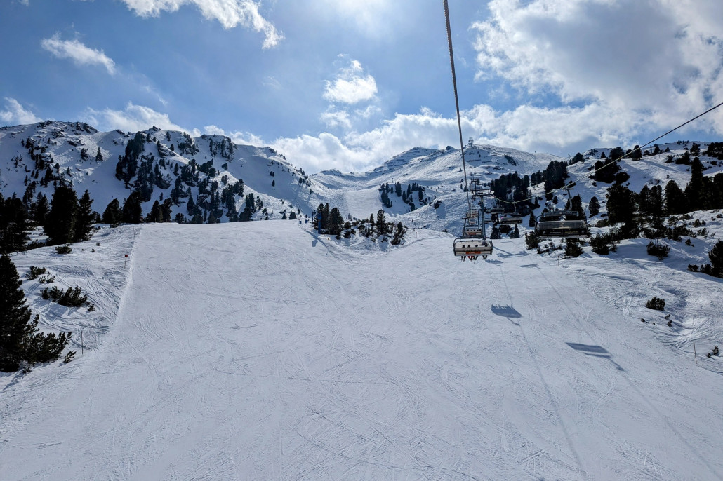 Nochmal das gleiche Bild wie vorher von der Piste an der Neuhüttenbahn - aber nun um 15:52h kurz vor Betriebsschluss. Auch um die Zeit sind die Pisten hier noch in einem TOP Zustand!