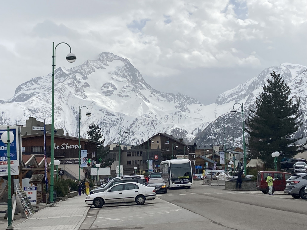 Der Ort - mit Elektrobus!