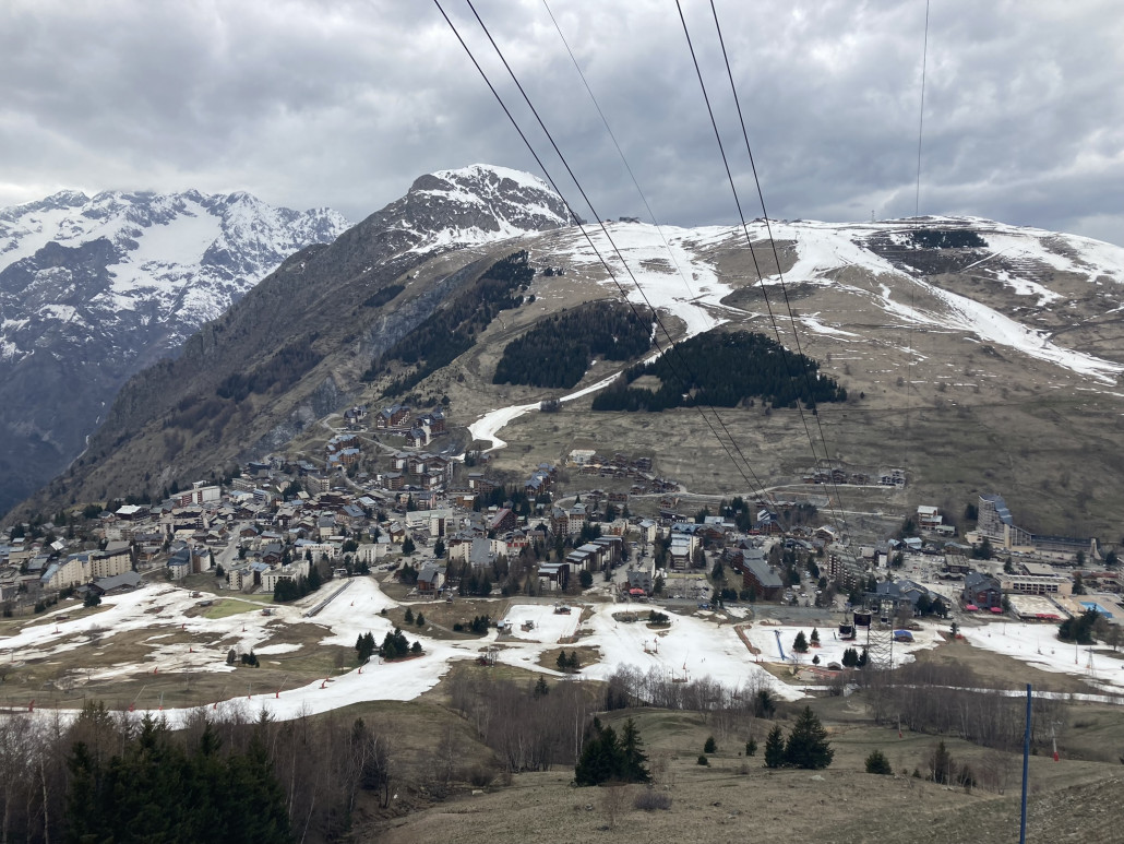 Der Ort von oben vor dem Schneefall bei Regen - auf der anderen Seite des Tales das Gebiet Vallée Blanche