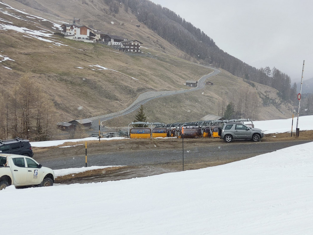 Alte Sessel an der Talstation, viele dienen als Sitzbänke im Skigebiete