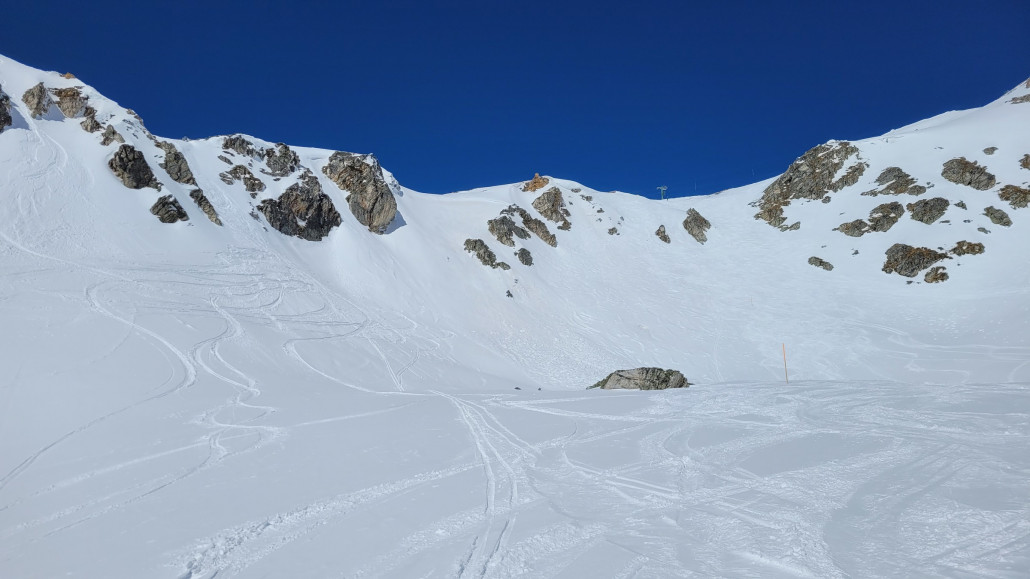 Abondance-Route, Normalweg ist rechts bei der Stütze, ich bin das Couloir links runter