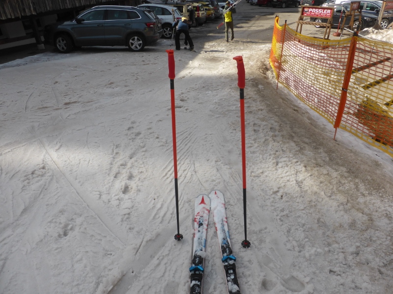 und Schluß.<br />Fazit: war ein kürzerer Tag. Aber ich wollte mir die neue Bahn anschauen. Schon eine gelungene Erweiterung. Die ZWEI Pisten sind für sportliche Fahrer auch schöne Beschäftigungsstrecken. Wobei allerdings vor Allem die linke Piste von oben gesehen sehr steinig war.<br />Passabler Schitag.