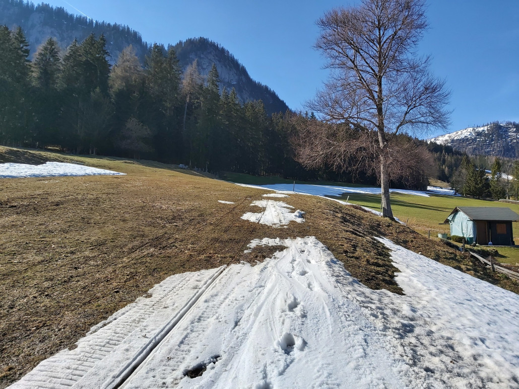 Da hier unten alles Wiese ist, geht es über diese mit Schwung.