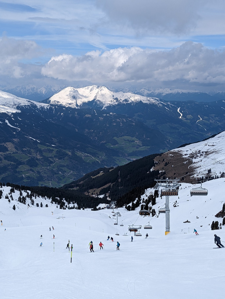Neue Kapauns, konsequente Fortsetzung der bisherigen Gebietsarchitektur. Lift und Piste sind aber gelungen.