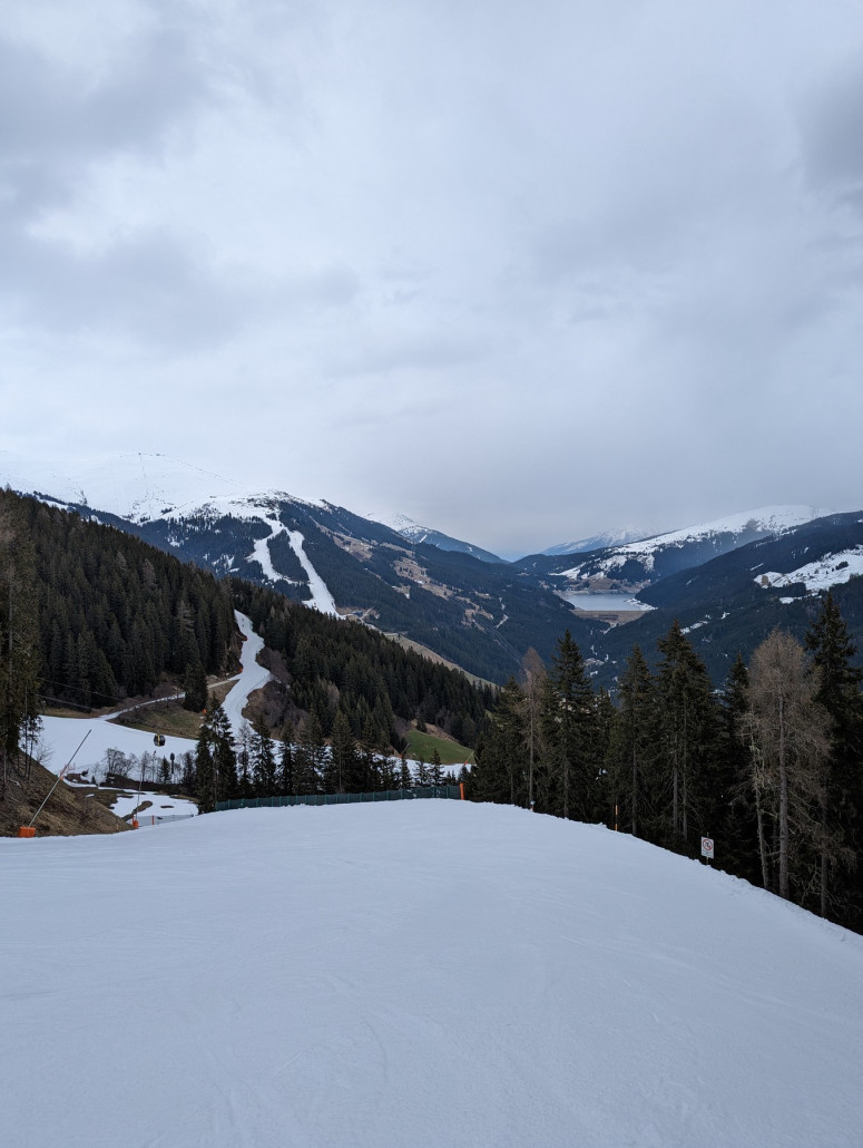 Sulzige schwarze Piste zur Dorfbahn Gerlos