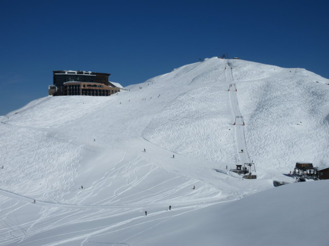 Hinterer Schafbichl (2.348 m) mit dem 2-SL Hütte und der Hüttenliftabfahrt, links das Berghotel Rudolfshütte, ganz rechts die Talstation des 2-CLF Medelz (2.255 m)