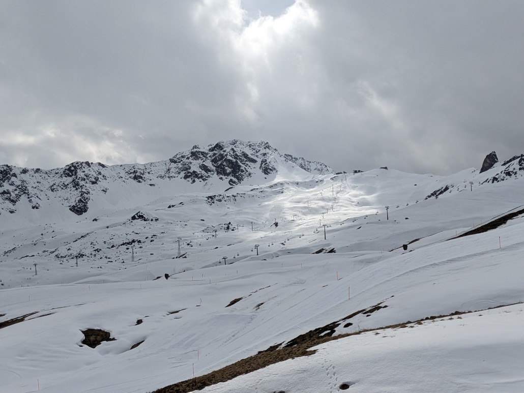 Sonne und Wolken im Wechsel am Aroser Hörnli