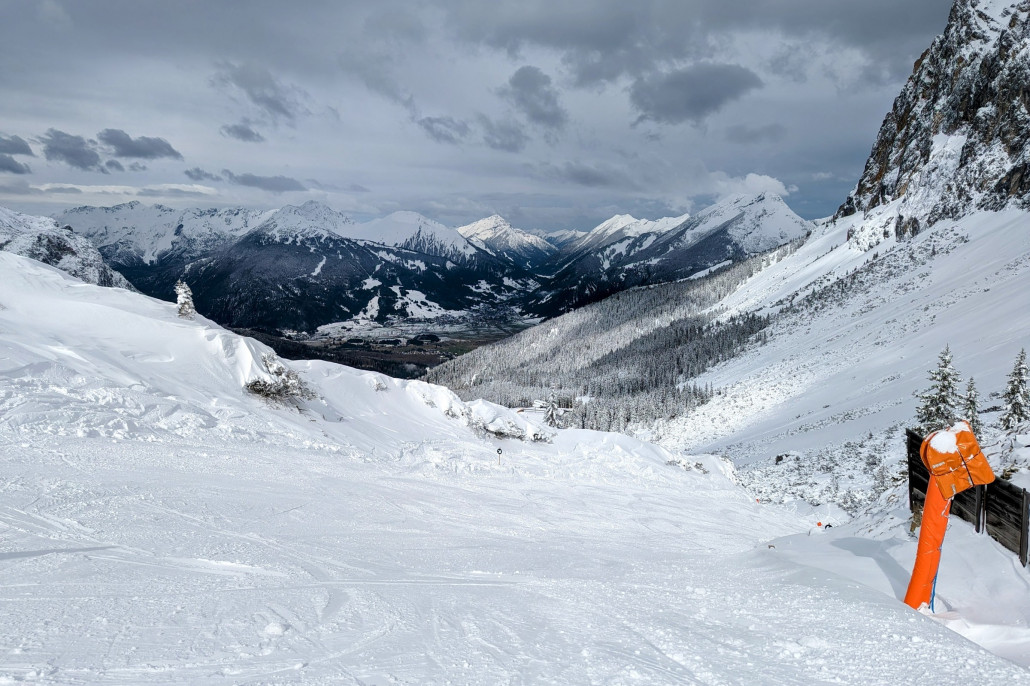 Einfahrt Panorama-Abfahrt (schwarze 8) mit Panorama-Blick auf Lermoos und Grubigstein (Skigebiet bereits geschlossen).