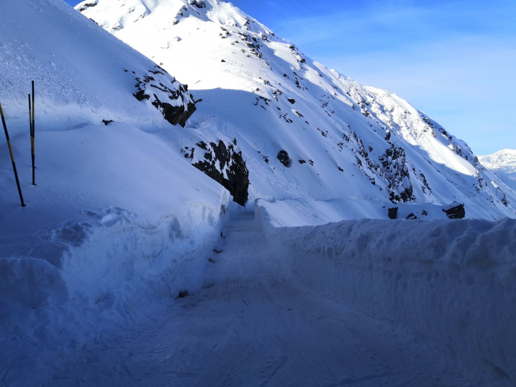 09:39 Uhr: In der "Bobbahn" durchs Vallon d'Arbi. Die Mauern wuchsen im Laufe der Woche nochmals deutlich an.