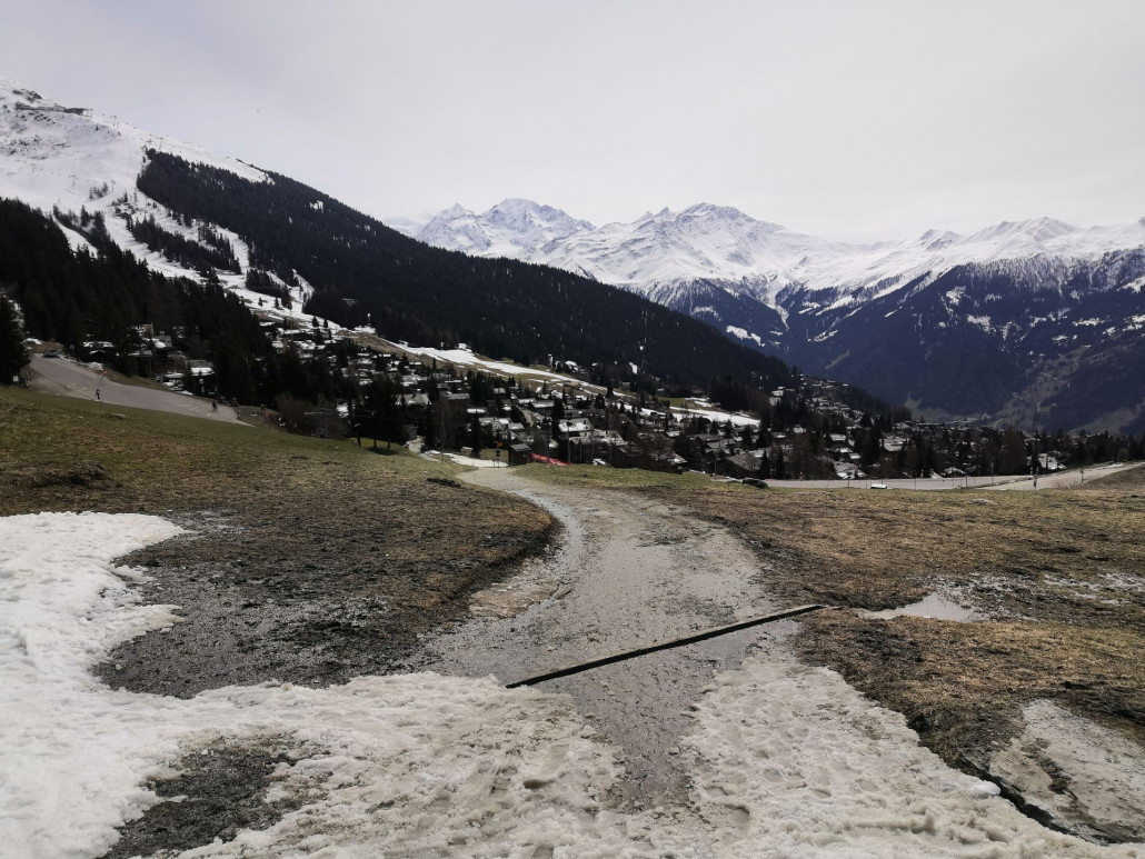 13:50 Uhr: Kleiner Fussmarsch zur Bushaltestelle links. Heute der Versuch via Carrefour, leider ziemlich matschige Angelegenheit dort.