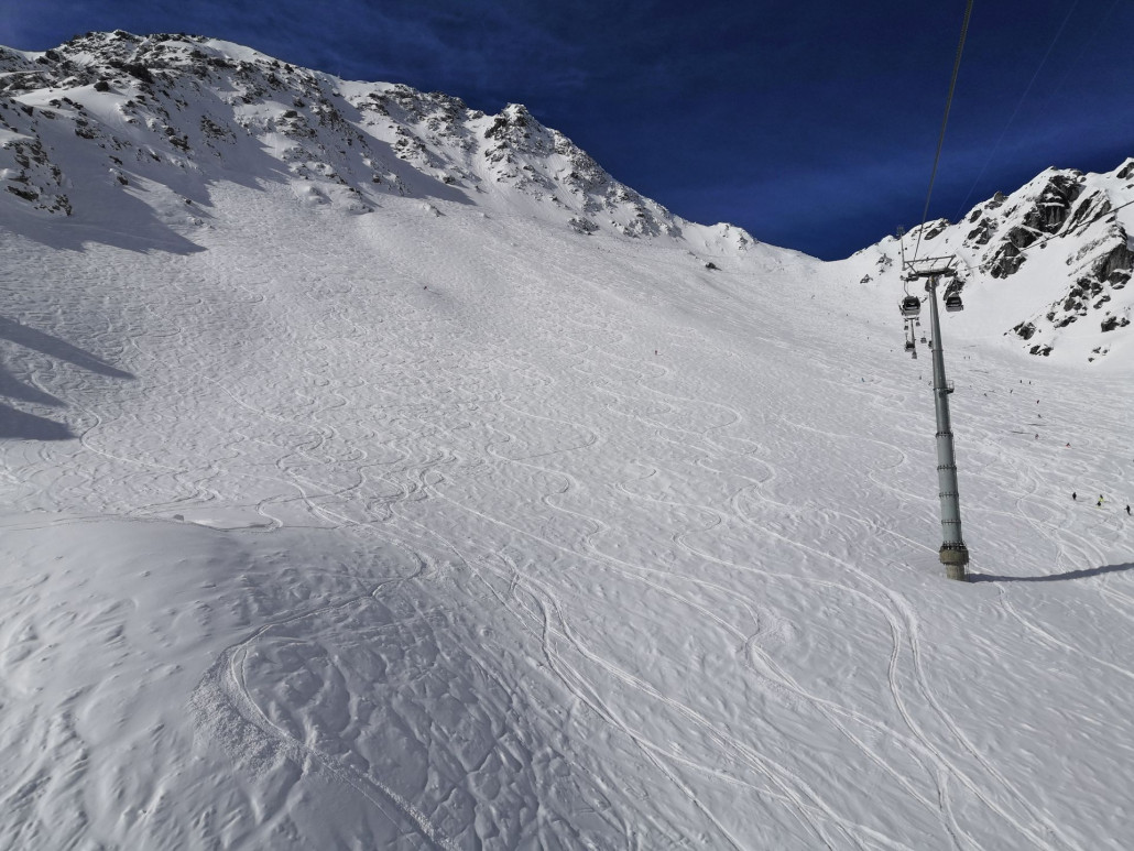 09:42 Uhr: Route vom Chassoure hinunter, über Nacht gab es oben rund 20cm feinster Pulverschnee.