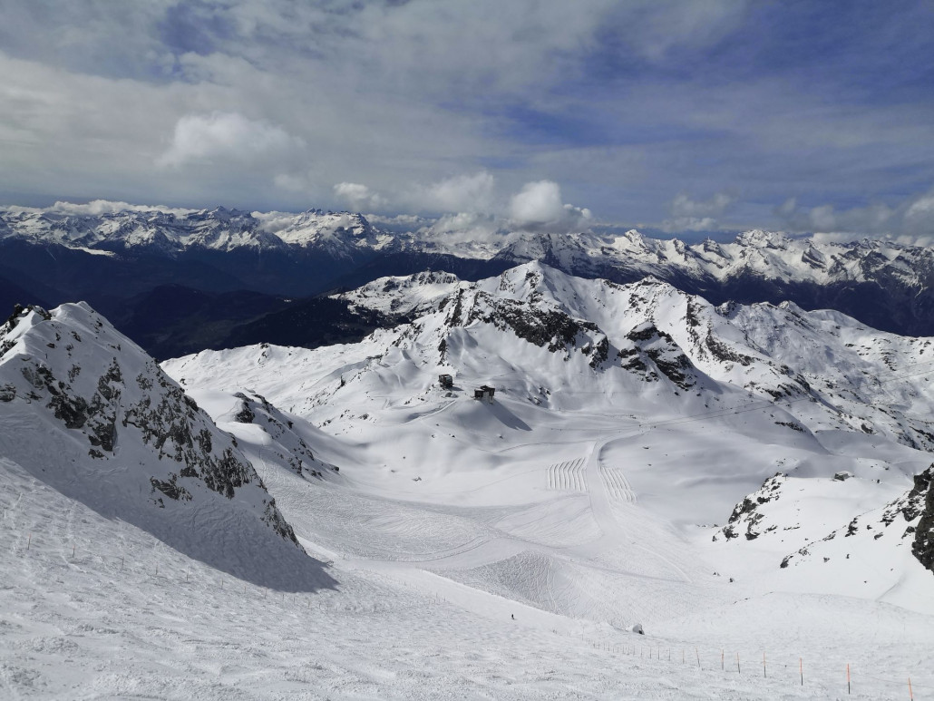 15:56 Uhr: Oben am Buckelpistenhang gibt es einen neuen, von oben gesehen rechts, Einstieg. Wohl der guten Schneesituation geschuldet.