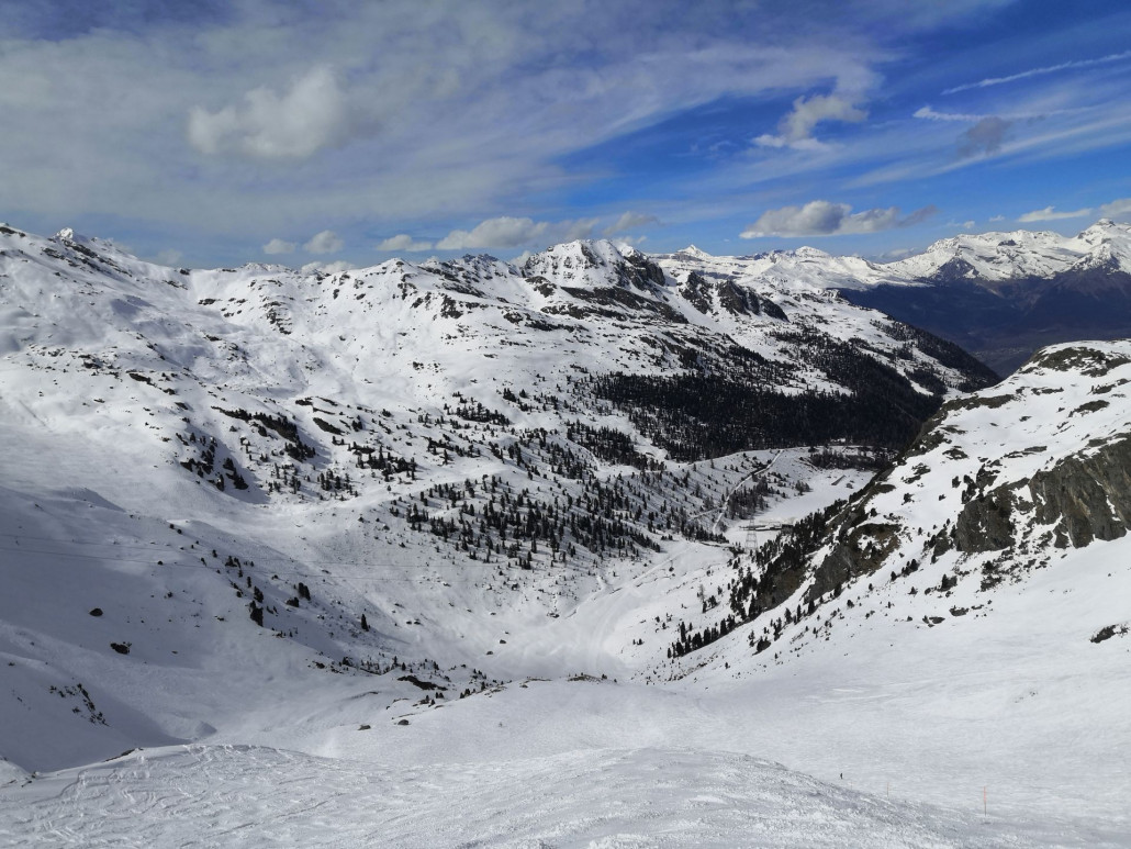 16:04 Uhr: Die Route vom Col des Gentianes nach Tortin hinunter war ebenfalls vollkommen unproblematisch. Die talwärtsfahrende Gondel war aber aufgrund des Defekts gut gefüllt. Da hatten wohl einige ziemlich Stress, um an ihren Ausgangsort zurückzukommen.
